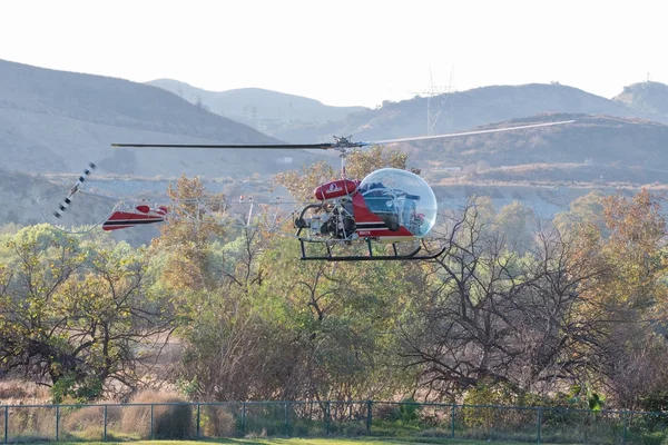 Helicóptero Bell 47 durante Los Angeles American Heroes Air Show — Foto de Stock