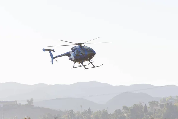 Pasadena Polizei umarmt 500 bei los angeles amerikanische helden ai — Stockfoto