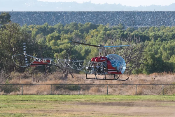 Bell 47 helicopter during Los Angeles American Heroes Air Show — Stock Photo, Image