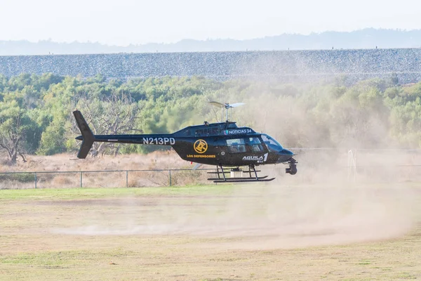 Bell 206b jetranger ii helikopter während los angeles american he — Stockfoto