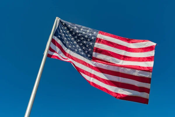 ロサンゼルス アメリカの英雄航空ショーの間にアメリカの国旗 — ストック写真