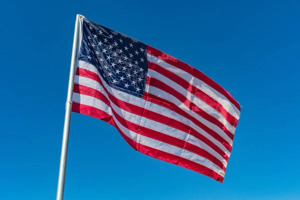 ロサンゼルス アメリカの英雄航空ショーの間にアメリカの国旗 — ストック写真