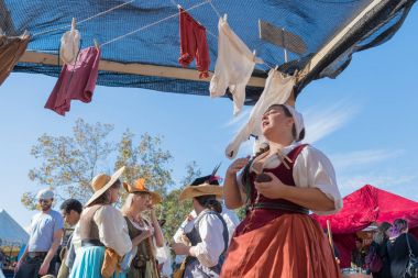 Tipik kıyafetleri: Nottingham Festival süresince katılımcılar