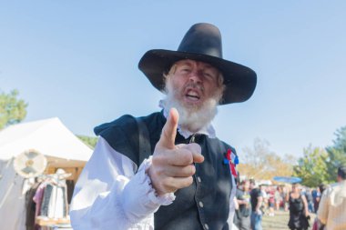 Nottingham Festival süresince normal kıyafetlerle katılımcı 