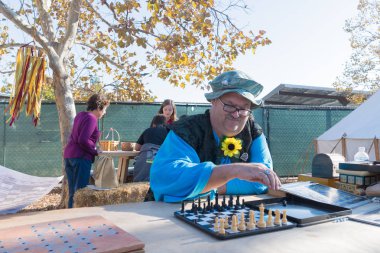 Nottingham Festival süresince normal kıyafetlerle katılımcı 