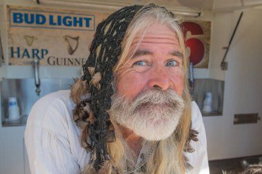 Nottingham Festival süresince normal kıyafetlerle katılımcı 