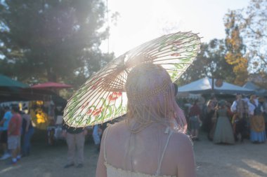 Nottingham Festival süresince normal kıyafetlerle katılımcı 