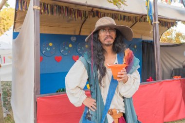 Nottingham Festival süresince normal kıyafetlerle katılımcı 