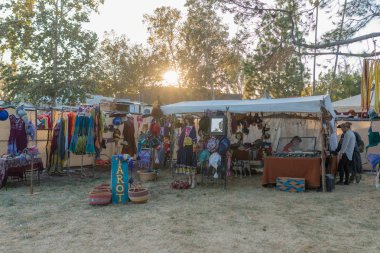 Nottingham Festivali Rönesans F sırasında tipik giyim mağazası