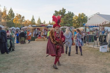 Nottingham Festival süresince normal kıyafetlerle katılımcı 