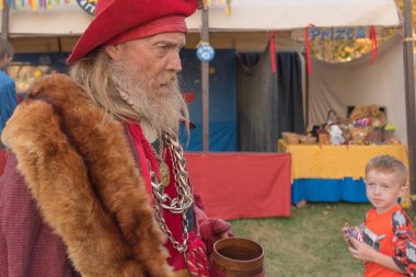 Nottingham Festival süresince normal kıyafetlerle katılımcı 