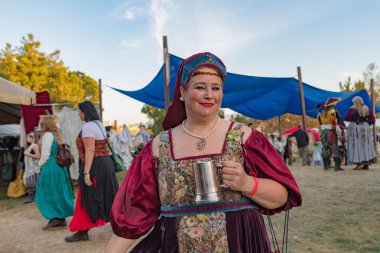 Nottingham Festival süresince normal kıyafetlerle katılımcı 