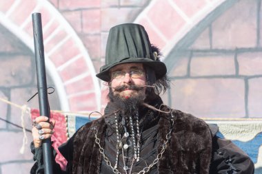 Nottingham Festival süresince normal kıyafetlerle katılımcı 