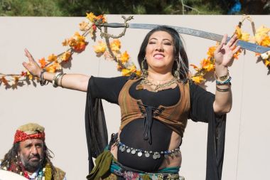 Nottingham Festival süresince normal kıyafetlerle katılımcı 