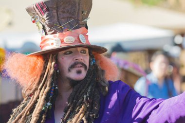 Nottingham Festival süresince normal kıyafetlerle katılımcı 