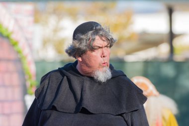 Açık Hava Tiyatrosu sırasında normal kıyafetlerle katılımcı