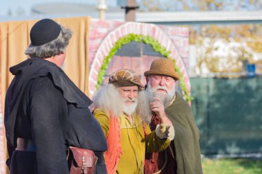 Açık Hava Tiyatrosu sırasında normal kıyafetlerle katılımcı