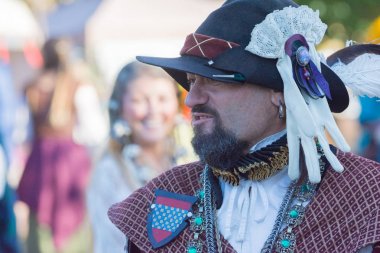 Nottingham Festival süresince normal kıyafetlerle katılımcı 