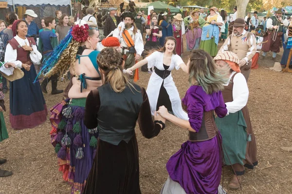Uczestnicy sobie typowe ubrania podczas festiwalu Nottingham — Zdjęcie stockowe