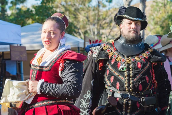 Uczestnicy sobie typowe ubrania podczas festiwalu Nottingham — Zdjęcie stockowe