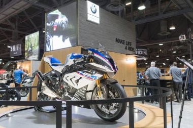 BMW Hp4 yarış ekranda