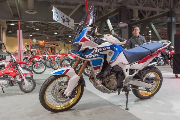 Honda africa twin auf dem display — Stockfoto