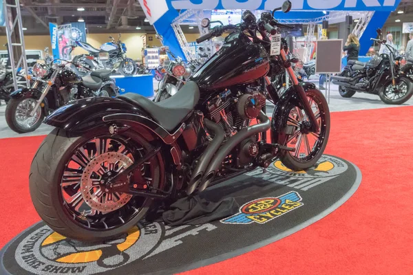 Aangepaste motorfiets op display — Stockfoto