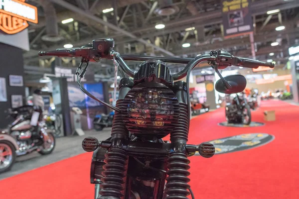 Motocicleta personalizada en exhibición —  Fotos de Stock