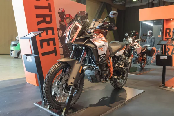 KTM 1290 Super Duke R на выставке — стоковое фото