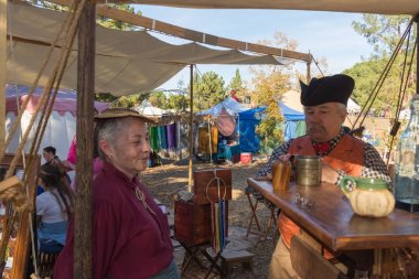 Tumbleweed Festivali sırasında tipik giyim katılımcılarla