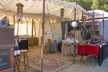 Tumbleweed Festivali sırasında tipik giyim katılımcıyla