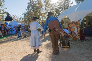 Tumbleweed Festivali sırasında tipik giyim katılımcılarla