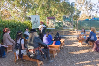 Masalcı Tumbleweed Festivali sırasında tipik giyim ile