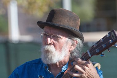 Vintage giyim ile müzisyen