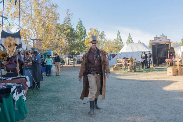 Partecipante con abbigliamento tipico durante il Tumbleweed Festival — Foto Stock