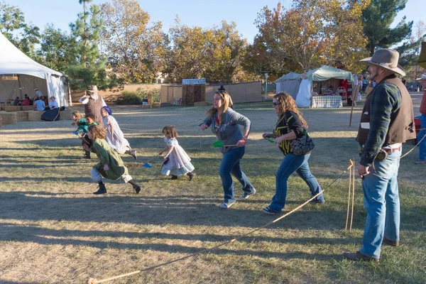Teilnehmer spielen beim Tumbleweed-Festival — Stockfoto