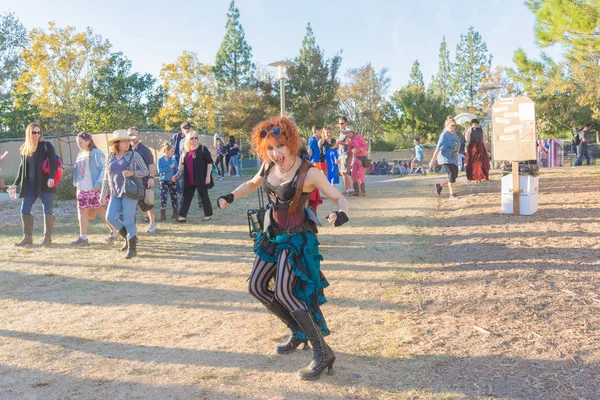 Partecipante con abbigliamento tipico durante il Tumbleweed Festival — Foto Stock