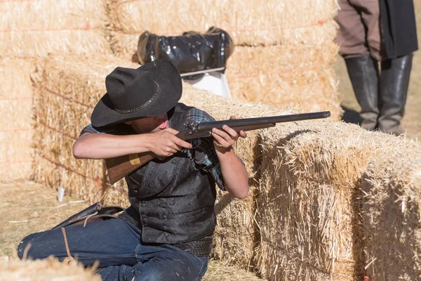 Participant dressed in period cowboy costume, portraying  gunfig — Stock Photo, Image