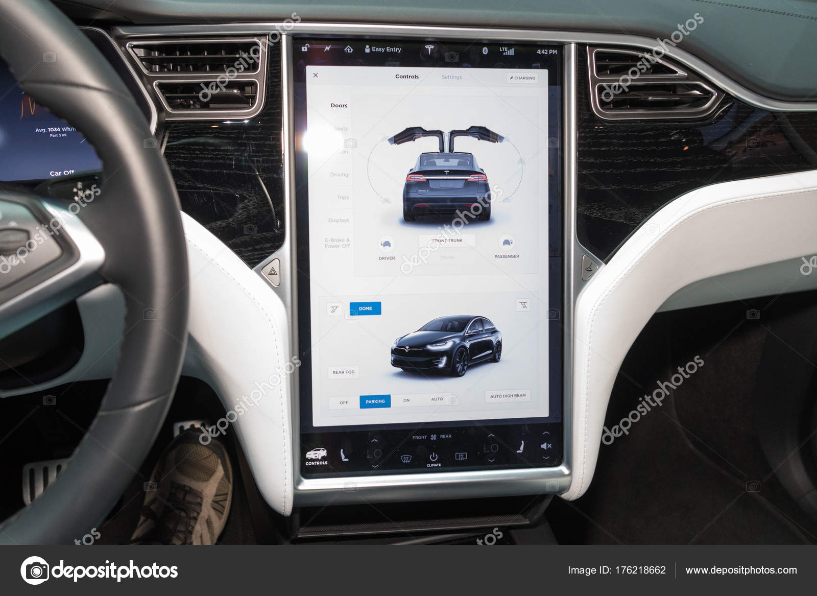 Tesla Model 3 Innenraum Auf Dem Display Wahrend Der La Auto