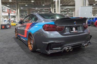 BMW M3 La Auto Show sırasında ekranda