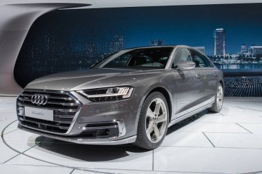Audi A8 L Quattro La Auto Show sırasında ekranda