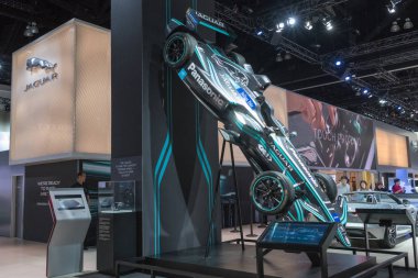 Panasonic Jaguar Racing formül E La Auto Show sırasında ekranda