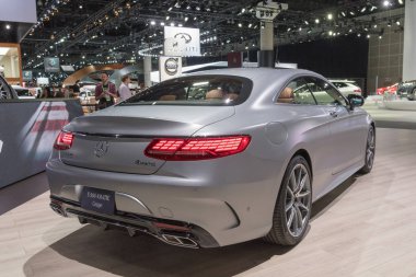 Mercedes-Benz S560 darbe 4 Matic La Auto Show sırasında ekranda