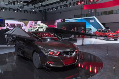 Nissan Maxima Kylo Ren kravat susturucu La Auto Sh sırasında ekranda