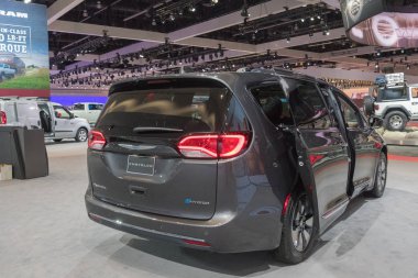 Chrysler Pacifica Hybrid La Auto Show sırasında ekranda