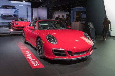 Porsche 911 Targa La Auto Show sırasında ekranda