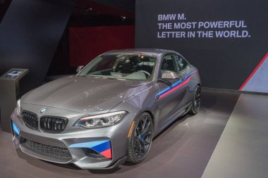 BMW M2 La Auto Show sırasında ekranda