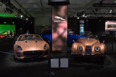 Jaguar F-tipi ve Jaguar Xk120 La Auto Show sırasında ekranda