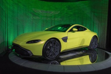 Aston Martin Vantage 2018 La Auto Show sırasında ekranda