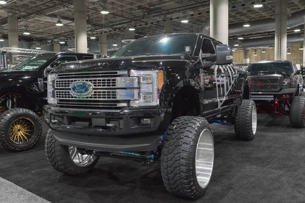 Ford velké auto vlastní na displeji během La Auto Show — Stock fotografie